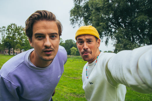 Een close-up van duurzame, handgemaakte kleding uit Nederland. Zachte stoffen in natuurlijke tinten, met aandacht voor detail en vakmanschap. Een voorbeeld van slow fashion die stijl en duurzaamheid combineert. Bedrijfskleding