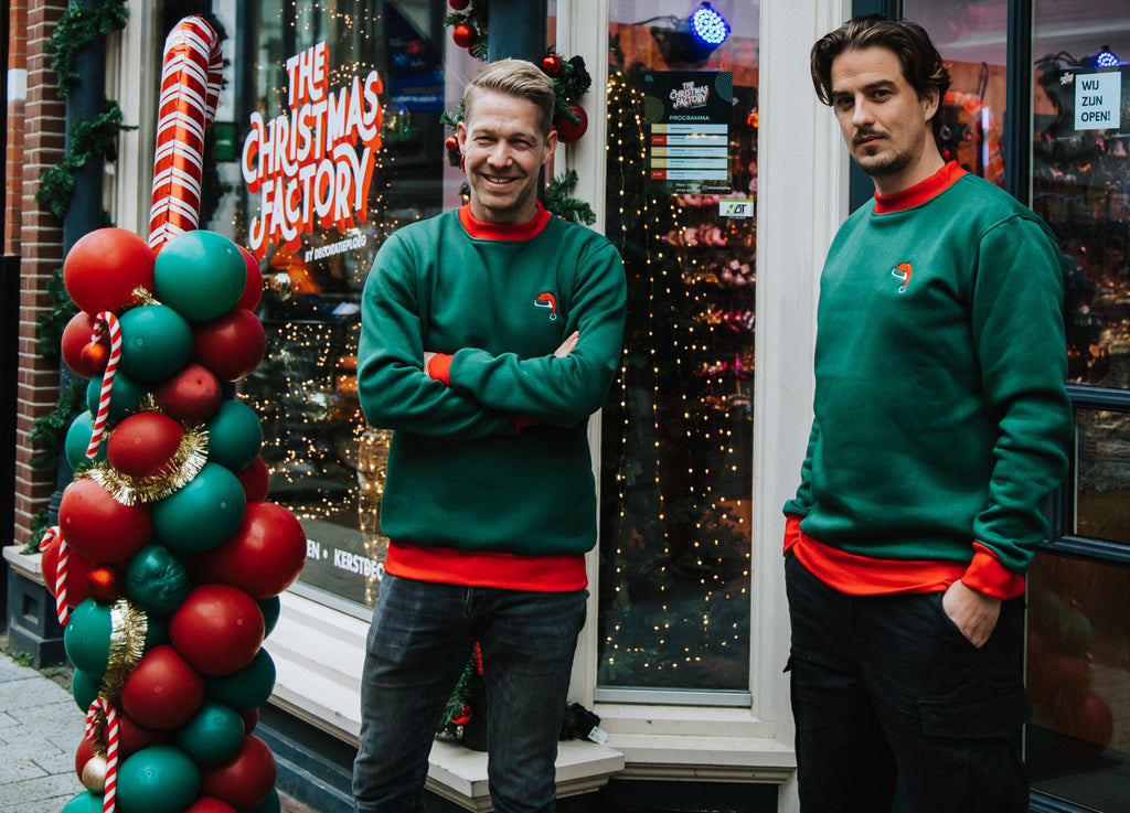 Een close-up van duurzame, handgemaakte kleding uit Nederland. Zachte stoffen in natuurlijke tinten, met aandacht voor detail en vakmanschap. Een voorbeeld van slow fashion die stijl en duurzaamheid combineert. Bedrijfskleding